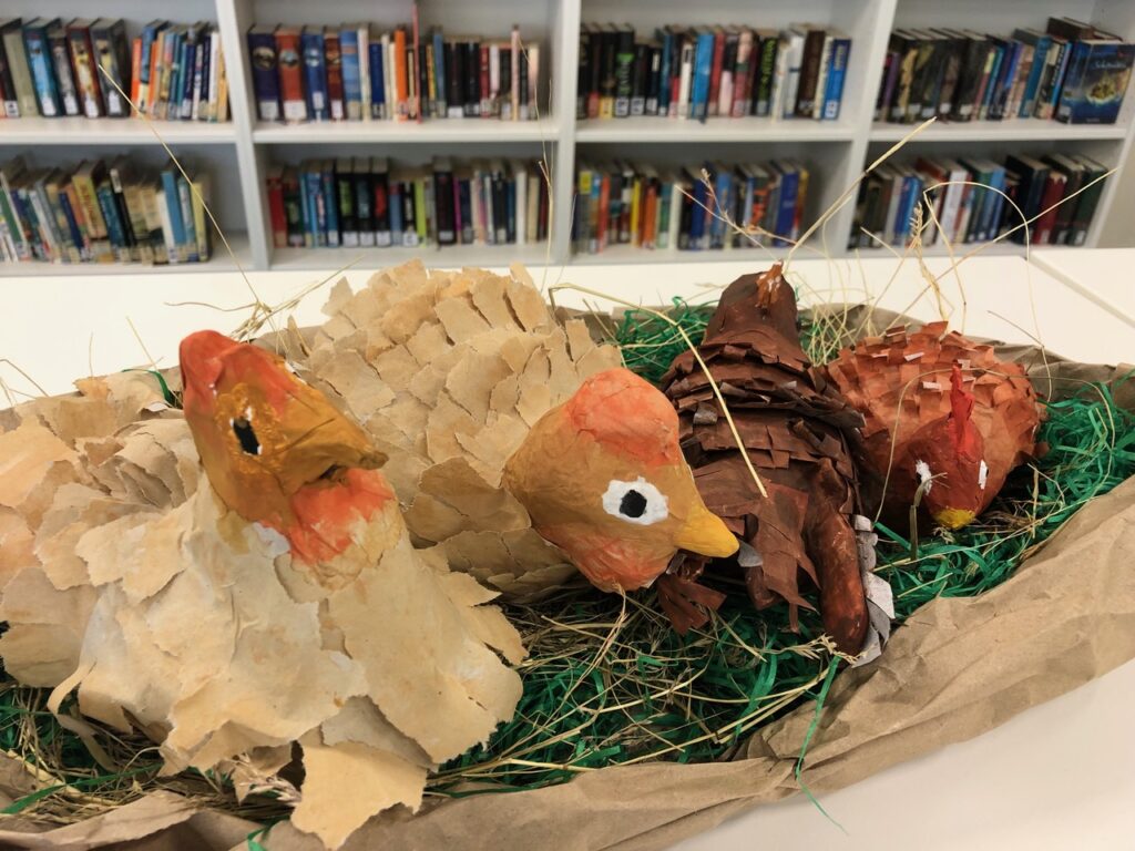 Hühner in der Bibliothek