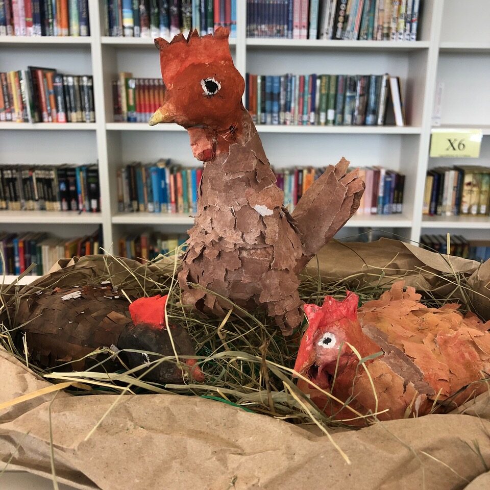 Hühner in der Bibliothek